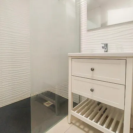 4 Bedroom Gorgeous In Holiday home Bezinghem