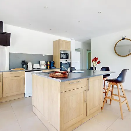 4 Bedroom Gorgeous In Bezinghem