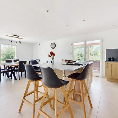 4 Bedroom Gorgeous In Holiday home Bezinghem