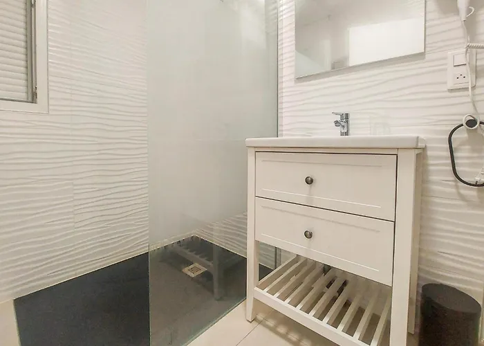 4 Bedroom Gorgeous In Ferienhaus Bezinghem